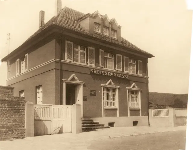 Außenansicht des Ende Mai 1928 fertiggestellten Neubaus der Sparkasse in Rheidt | Foto: KSK