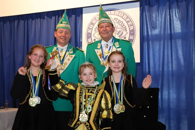 Emily und ihre Paginnen sind im Amt. Begleitet und betreut wird das junge Trio in der närrischen Zeit von Kinderprinzessinnen-Führer Frank Gollnick und ihrem Fahrer Günter Wauer.  | Foto: whm