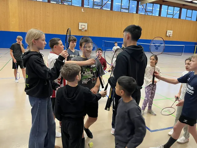 Schläger werden vom 1. BC Wipperfeld gestellt - und im Anschluss wie hier vom Trainer und Bundesliga-Spieler Samuel Hsiao wieder eingesammelt. | Foto: Wolfgang Krug/1. BC Wipperfeld