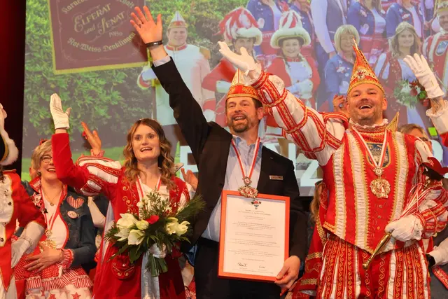 Prinzenpaar Robin I. und Lisa mit Bürgermeister Jan Gutowski. | Foto: Michael Kupper