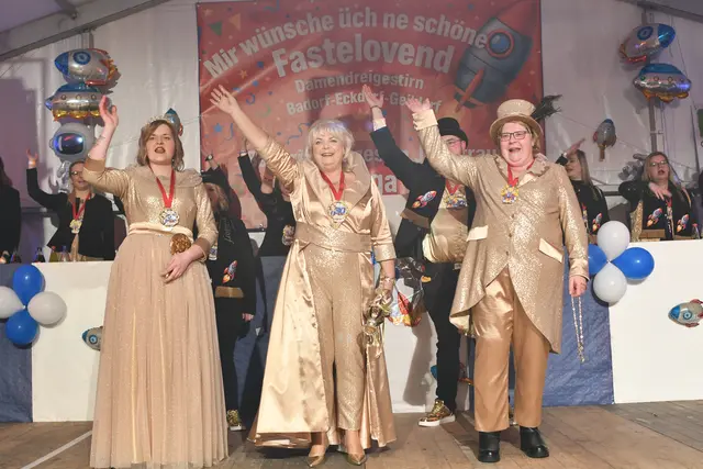 Frauen an der Macht! Jungfrau Lara, Prinzessin Helga I. und Bäuerin Iris regieren die Jecken in Badorf-Eckdorf. | Foto: Foto: Brodüffel 