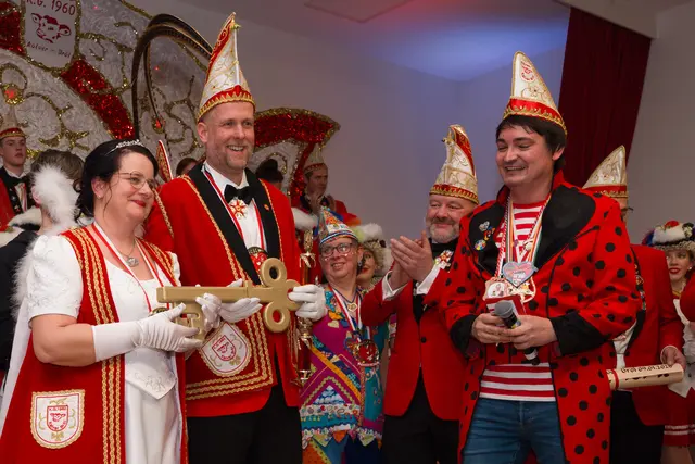 Verena I. &amp; Daniel I. bekamen bei der Proklamation von Bürgermeister Dahm den symbolischen Rathausschlüssel. | Foto: Heimermann