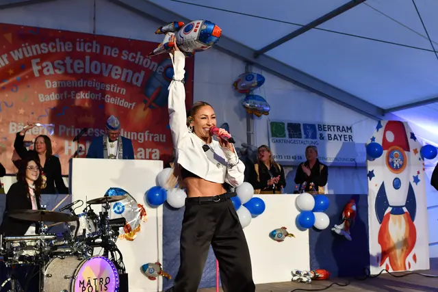 Linda Teodosiu, Sängerin der Frauenband "Mätropolis", ließ es - passend zum Motto des Damendreigestirns - mit dem Song "Rakete" krachen. | Foto: Foto: Brodüffel