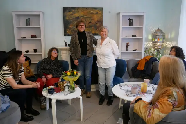 Margot Keila begrüßt die Gäste ihrer Vernissage und dankt Mine Murzoglu, Inhaberin von Mines Spatzentreff.  | Foto: Anita Brandtstäter