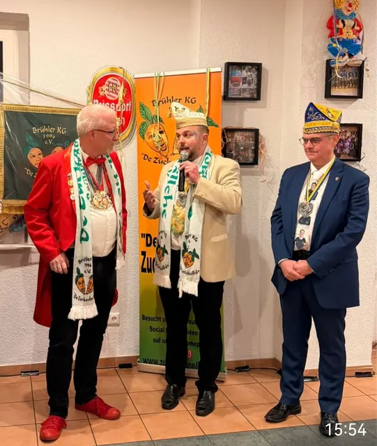 Präsident Ralph Spandau (Mitte), freute sich über die großzügige Spende an die KG. durch Stefan Grathwohl (KSK), li. Weiterer Ehrengast war Bürgermeister Prof. Dr. Marc Prokop, re.  | Foto: Kathrin Würz