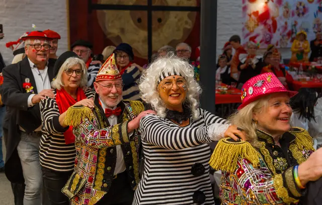 Stimmung für Jung und Alt auf der „Janz Höösch und Alaaf“ Sitzung der 1. Hennefer KG in der Meys Fabrik. | Foto: Heimermann