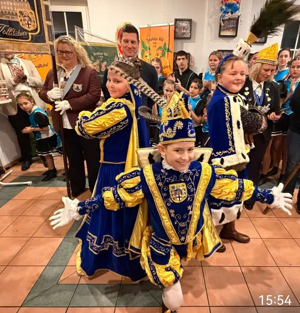 Das Brühler Kinderdreigestirn, Jungfrau Mia, Prinz Phil und Bäuerin Hannah, versprühte mit ihrem Auftritt viel Stimmung und wurde mit tosendem Beifall belohnt.  | Foto: Kathrin Würz