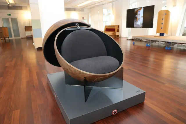 24 Tischler-Meisterstücke sind im Saal der Handwerkskammer zu Köln zu sehen – unter anderem dieser aufwändig hergestellte und bearbeitete Sessel. 
 | Foto: Arne Schröder, Handwerkskammer zu Köln