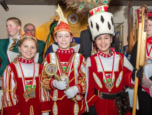Prinzessin Laura, Prinz Phil und Bauer Alex bilden das neue Kinder-Dreigestirn. Foto: Axel König