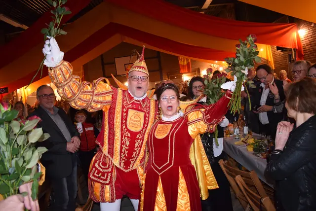 Der Einzug des neuen Prinzenpaars wurde zum Triumphmarsch für Prinz Frank II. und Prinzessin Carina I. Foto: Hoeck