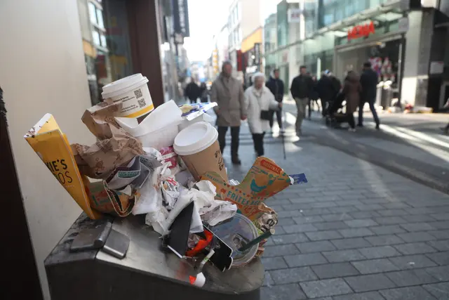 Ein Mülleimer auf der Hohe Straße. | Foto: Arton Krasniqi