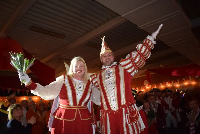 Prinz Andreas I. und Prinzessin Alexandra I. war die Freude und der Spaß an ihrer neuen Würde beim gemeinsamen Tanz und den Grüßen ans Volk spürbar anzumerken. Foto: Hoeck