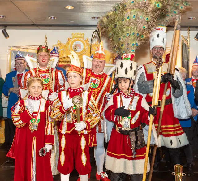 Alle Sechse (v.l.): Prinzessin Laura (Fey) und Jungfrau Sarah (Sascha Lammert), die Prinzen Phil (Balibas) und Bryan I. (Bryan Sterzenbach) sowie die Bauern Alex (Alexander Bayarassou) und Karsten (Hegener). Foto: Axel König