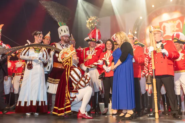 Gab es so wohl noch nicht auf der Proklamation: Prinz Thomas III. bat seine Angebetete um das Jawort. Foto: Axel König