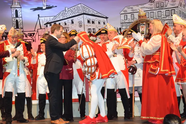 Bürgermeister Mario Bredow überreichte Prinz Andreas I. die Insignien. Foto: Hoeck