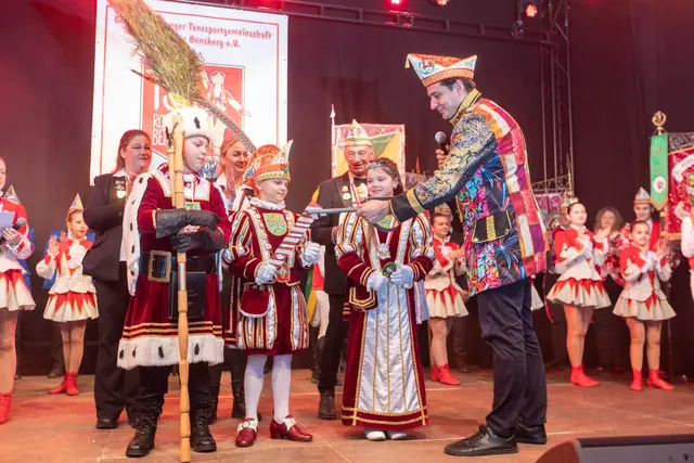 Bürgermeister Marcel Kreutz überreichte den symbolischen Schlüssel zur Stadt. Damit sind (v.l.) Bauer Ben, Prinz Thies und Jungfrau Charlotte die jecken Regenten von Bergisch Gladbach. Dahinter (v.l.): Stefanie Waldorf (stellvertretende Prinzenführerin), Juliane Musiol (Prinzenführerin) und FBK-Präsident Gerd Breidenbach. Foto: Axel König