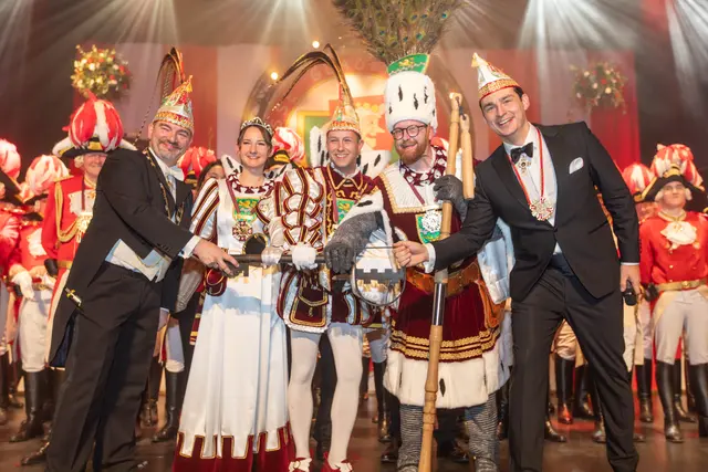 Präsident Alexander Pfister, Jungfrau Lea, Prinz Thomas III., Bauer Maurice, Bürgermeister Marcel Kreutz (v.l.) bei der symbolischen Schlüsselübergabe. Foto: Axel König