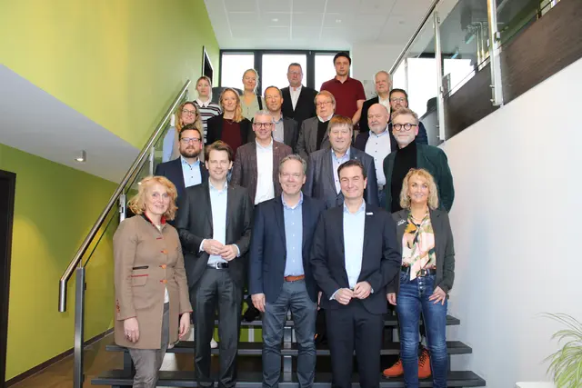 Freude über die Finanzierung: Regierungspräsident Dr. Thomas Wilk (vorne 2.v.r.) mit den Projektträgern. | Foto: © BAV