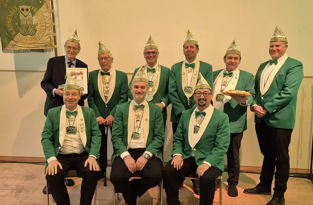 Die Jubilare mit dem Vorstand (v.l. stehend): Wolfgang Oelsner. Hans Günther Rumpf, Präsident Virgilio Perez Guembe, 1. Vorsitzender Manuel Dahl, 2. Vorsitzender Andreas Willers, Marcel Oelkers sowie vorne v.l. Christoph Huber, Ralf Schichtl und Stephan Pies. Foto: Karnevalsfreunde Manfort