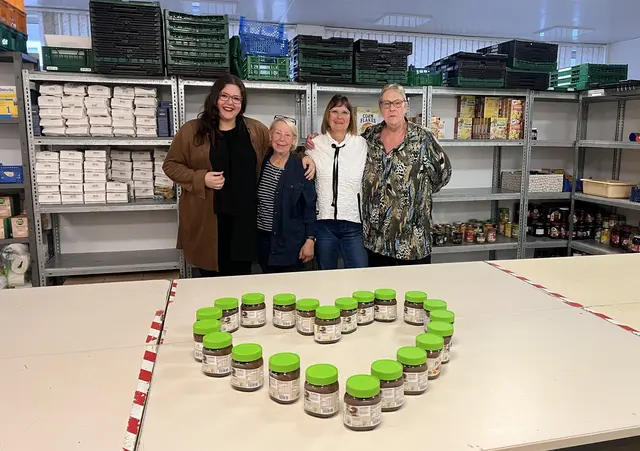 Von links nach rechts: Lena Reifenhäuser mit Kuni Andree und Regina Lunetta von der Troisdorfer Tafel und Mutter Gabriele Reifenhäuser. | Foto: Troisdorfer Tafel