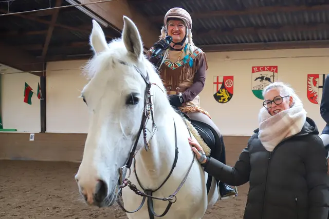 Kommandeurin Trixi Rußeck mit der Managerin der Reitanlage Hegehof, Vanessa Kirsch | Foto: Gerd Varnhagen