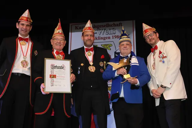 Vorsitzender Dennis Spexard (v.l.), Ehrenpräsident Wolfgang Köckerling, Präsident Kai Vogel, Kappenträger Bernd Köllner und Vizevorsitzender Jens Burbach. | Foto: Michael Kupper