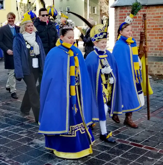 Das Brühler Kinderdreigestirn, Jungfrau Mia, Prinz Phil und Bäuerin Hannah auf dem Weg zum Corpsappell.  | Foto: Heike Löhrer