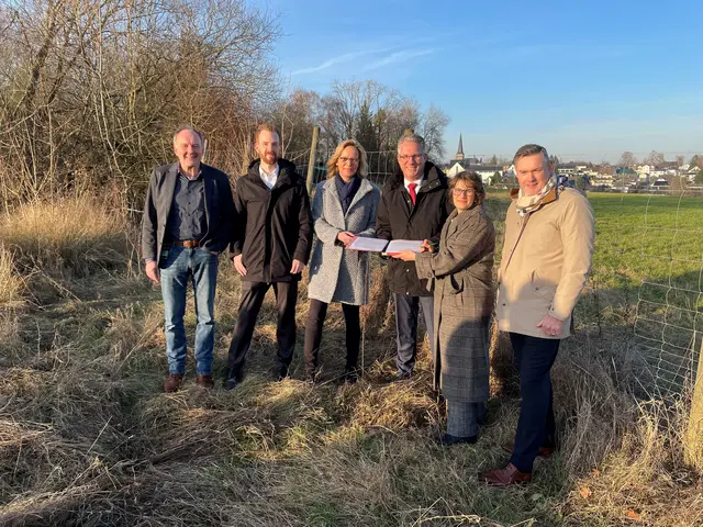 LVR-Fachbereichsleiter Wilfried Kölzer, Johannes Hagen, Dr. Alexandra Schwarz, Bürgermeister Guido Vierkötter, LVR-Dezernentin Nina Herrling und Bürgermeister Karsten Schäfer (von links) bei der Unterzeichnung.  | Foto: Michael Sturmberg, LVR