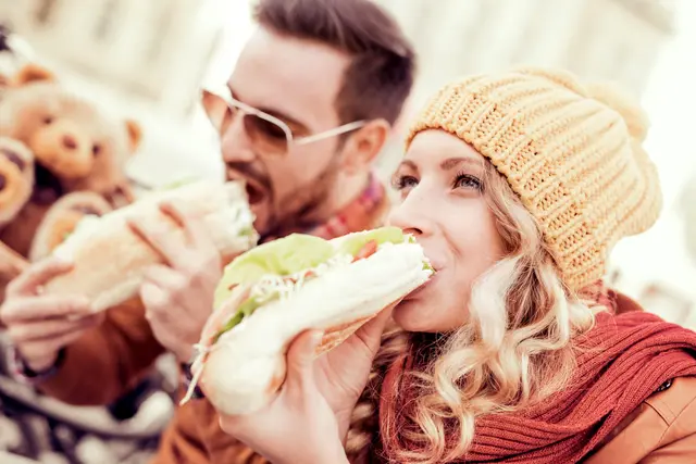 In der kalten Jahreszeit haben die meisten Menschen mehr Appetit auf deftige und schwere Gerichte  - das kann den Magen stressen. Foto: DJD/Dr. Kade/ivankoivanko/123RF