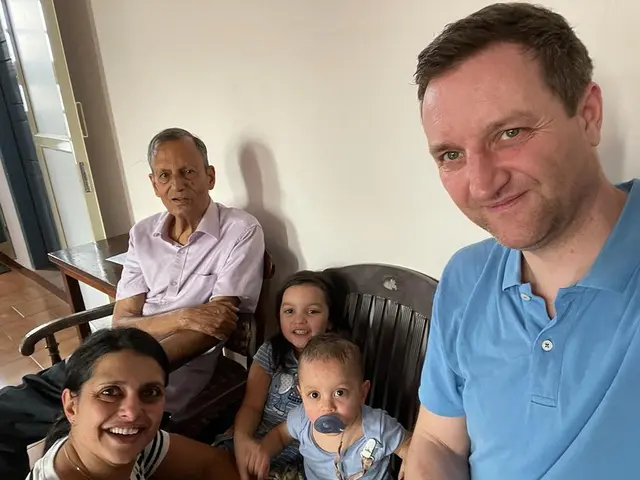 2024 auf Besuch im Altersheim bei Pater Leo: Sheila und Rainer Klotz mit ihren Kindern Sophia und Jonas. | Foto: Privat/pp/Agentur ProfiPress