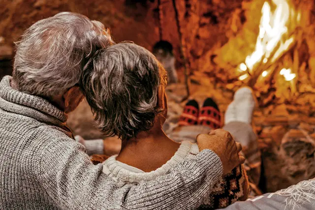 Die Wohligkeit, die ein Kaminfeuer verbreitet, hat auch etwas mit dem beruhigenden Knistern zu tun. Foto: DJD/audibene