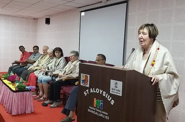 Anneliese Klinkhammer, hier bei einer Ansprache im Berufsbildungszentrum des St.-Aloysius-Heims in Mangalore, charakterisierte Pater Leo als offen für die Schwächsten der Gesellschaft. | Foto: Privat/pp/Agentur ProfiPress