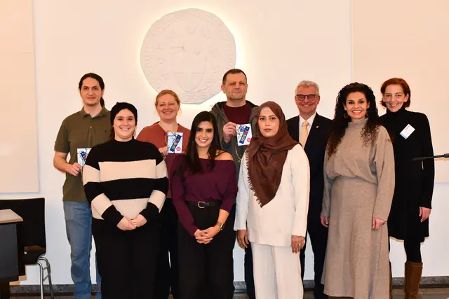 Bürgermeister Marc Prokop überreichte den Neubrühlerinnen und Neubrühlern je ein Exemplar des Grundgesetzes und einen Schlüsselanhänger in den Stadtfarben von Brühl. | Foto: Foto Brodüffel 