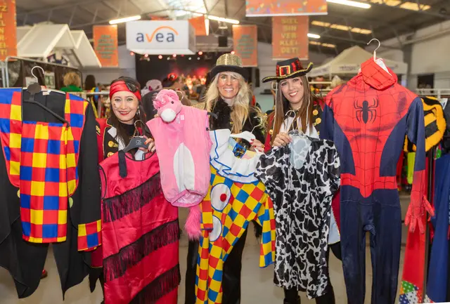 Avea-Geschäftsführerin Anika Hagt (m.) und die Mitarbeiterinnen (l.) Laura Rodriguez und (r.) Janny Kopietz mit einer Auswahl der Kostüme der Tauschbörse. Foto: Axel König