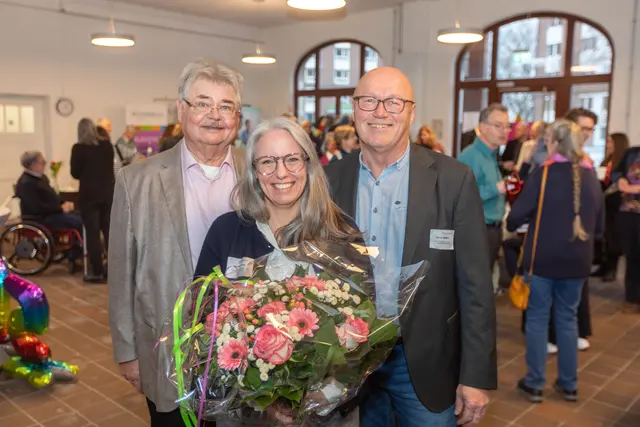 Auf dem Neujahrsempfang begrüßte Vorstandsvorsitzender Heinz-Josef Longerich (l.) die neue Geschäftsführerin Nicole Kodat und verabschiedete den alten Geschäftsführer Reiner Mathes. Foto: Axel König