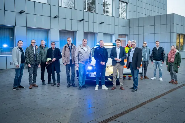 Die Leitenden Notärzte und die Leitende Notärztin mit Landrat Arne von Boetticher (6.v.r.), dem stellvertretenden Dezernatsleiter Dr. Thomas Mönig (5.v.l.), Amtsleiter Thomas Hagen (4.v.r.) und dem Ärztlichen Leiter Rettungsdienst, Dr. Florian Breuer (2.v.r.). Foto: Fotografie Joachim Rieger/ Rheinisch-Bergischer Kreis