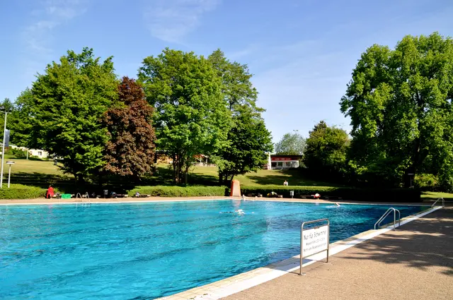 So sah es mal aus, dass Terrassenfreibad Frechen vor der Sanierung. Seit Jahren warten die Frechener auf die Wiedereröffnung.  | Foto: AUI/Archiv