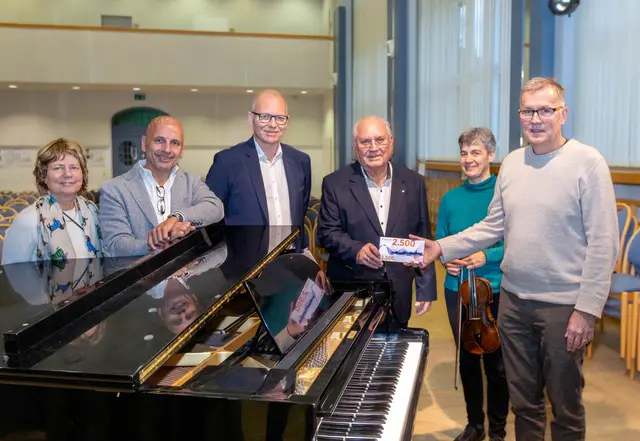 Spendenübergabe (v.l.): Susanne Trösser (stellvertretende Vorsitzende) und Uwe Beenen, Vorsitzender von „Wir für Leverkusen“; Thomas Büscher (Vorstandsvorsitzender VR Bank Bergisch Gladbach-Leverkusen), „Wir für Leverkusen“-Ehrenvorsitzender Manfred Wiethüchter; Birthe Metzler (stellvertretende Musikschul-Leiterin) und Musikschul-Leiter Matthias Fromageot. Foto: Axel König