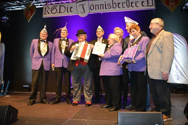 Auf der Prunksitzung verliehen die Tönnisberger mit Bürgermeister Stefan Rosemann dem Klimpermännchen das Goldene Herz 2026. | Foto: KG Die Tönnisberger