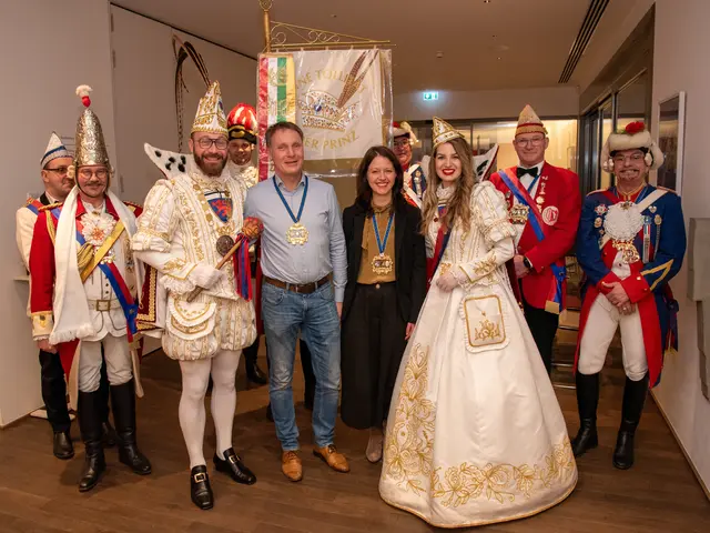 Verbindende Elemente: Karneval und Kunst
(zwischen Bonna und Prinz: Direktorin Dr. Friederike Voßkamp und Geschäftsführer Hartwin Schreiber)
 | Foto: Arno Schatz