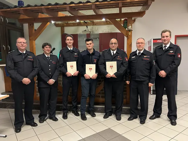 Im Rahmen der Jahresdienstversammlung der Löscheinheit Eudenbach, an der auch Feuerwehrleiter Michael Bungarz (2.v.re.) teilnahm, fanden einige Ehrungen, Belobigungen und Beförderungen sowie eine Versetzung statt. | Foto: Feuerwehr