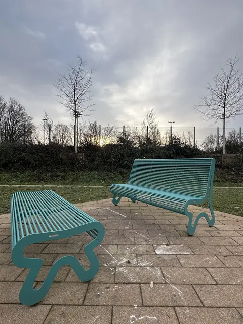 Auch der Sitzbereich würde beschädigt und Bänke aus ihren Verankerungen gerissen. | Foto: Stadt Elsdorf