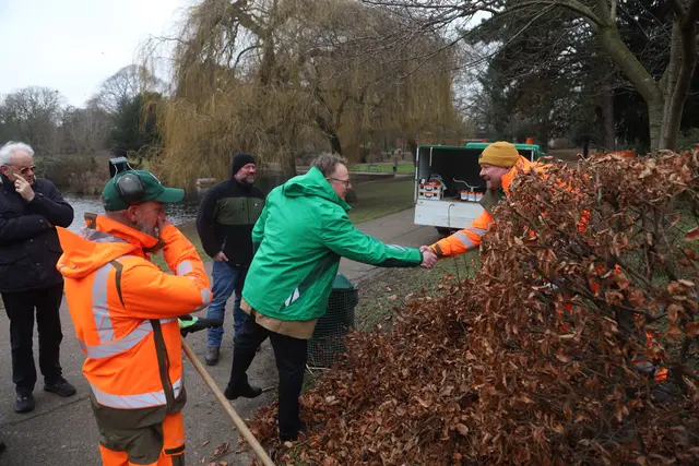 Aktionswoche „Ordnung und Sauberkeit in den Veedeln“: Oberbürgermeister Torsten Burmester besucht hier Aktionen in Mülheim. Dort wurde ein Grünstreifen im Mülheimer Stadtgarten gereinigt.  | Foto: Arton Krasniqi