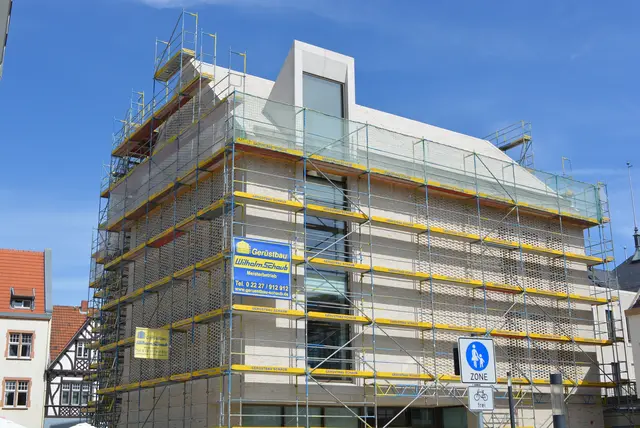 Das Gerüst am Rathaus-Anbau Steinweg/Janshof kostet jetzt bereits 86.000 Euro. Die Ursachenforschung nach den Fehlern am Bau ist immer noch nicht abgeschlossen. | Foto: Foto Brodüffel