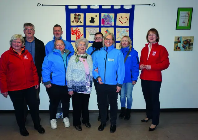Mit der Übergabe des Wandteppichs verabschiedete sich das Team der Diakonie Fluthilfe von Heimerzheim. Das Gemeinschaftswerk, entstanden beim Dorffest, erinnert im Alten Kloster künftig an die Unterstützung nach der Flut und an zahlreiche gemeinsame Aktionen im Ort. | Foto: OHK
