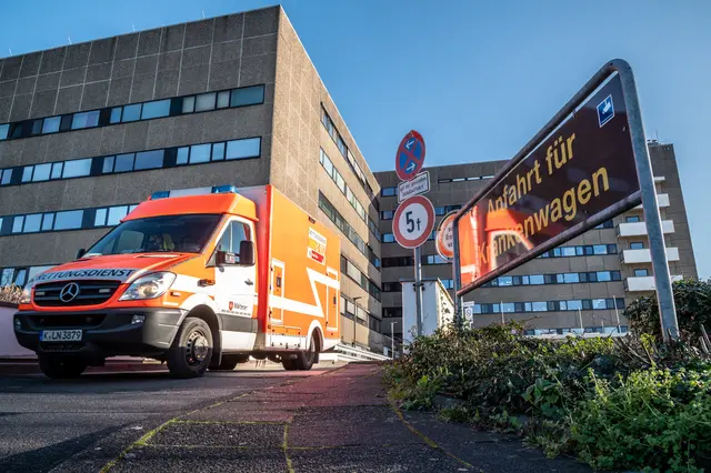 Symbolfoto: Ein Rettungswagen vor dem Krankenhaus Porz am Rhein. | Foto: Uwe Weiser