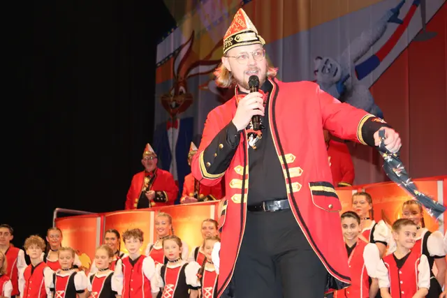 Gelungene Premiere für den neuen Sitzungspräsidenten Max Dobelke. Mit Spaß und guter Laune führte er souverän durch das jecke Programm.

 | Foto: Kaiser