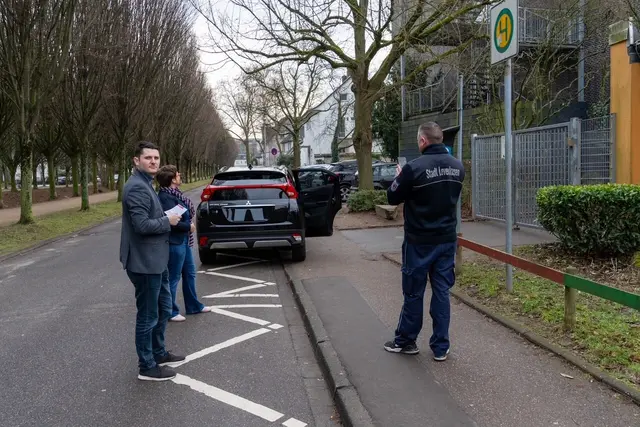 Fachbereichsleiter Steffen Franzkowski (l.) und sein Team schauen vor Schulen genau hin. Foto: Stadt Leverkusen