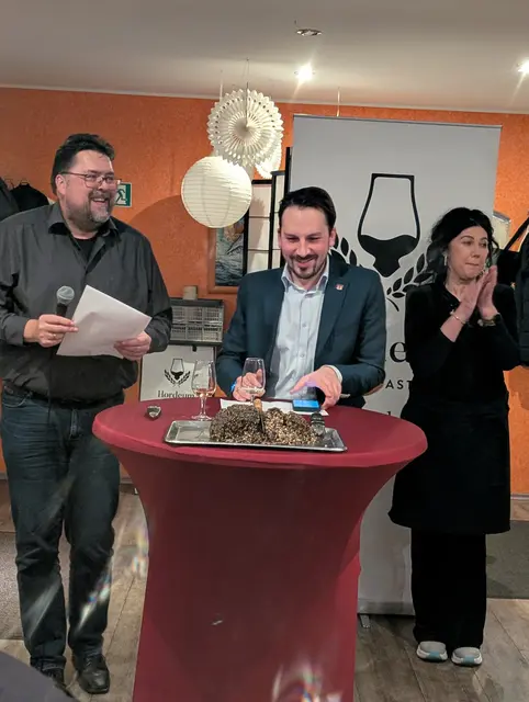 Bürgermeister Mathias Großgarten schneidet den Haggis an. Neben ihm Matthias Schmidt und rechts Aida Selmanovic.  | Foto: Schulte