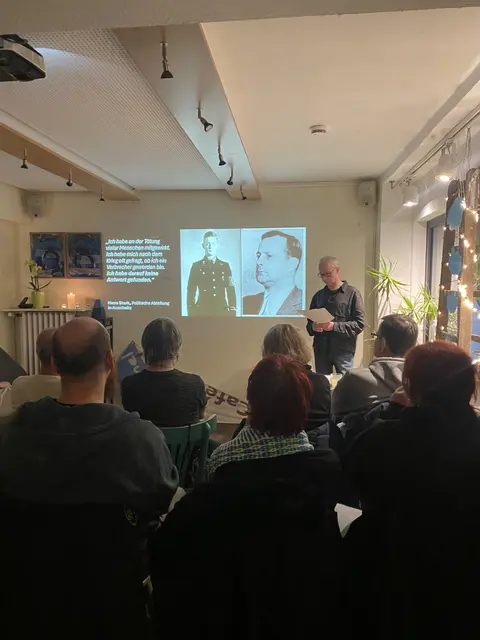 Gespannt folgten die Besucher den Ausführungen von Roland Vossebrecker. Foto: Bergisch Gladbach für Demokratie und Vielfalt e.V. 